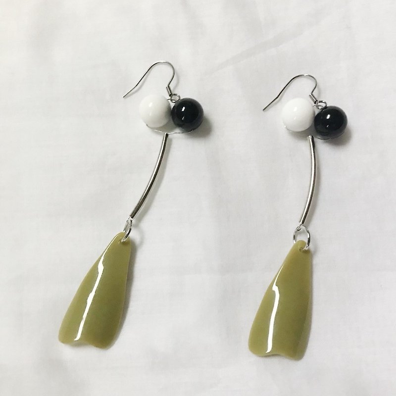 Black and White Swing Goldfish Natural Stone Earrings - Earrings & Clip-ons - Stone Green