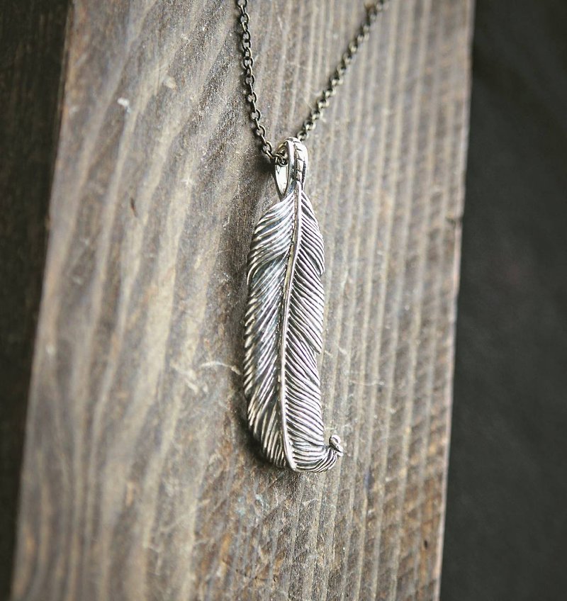 Qu Zhi Yu 925 Silver Pendant Bending feather - Necklaces - Silver Silver