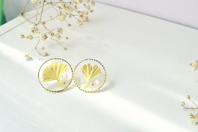 Midnight forest. A piece of ginkgo leaf ear studs - Earrings & Clip-ons - Clay Yellow