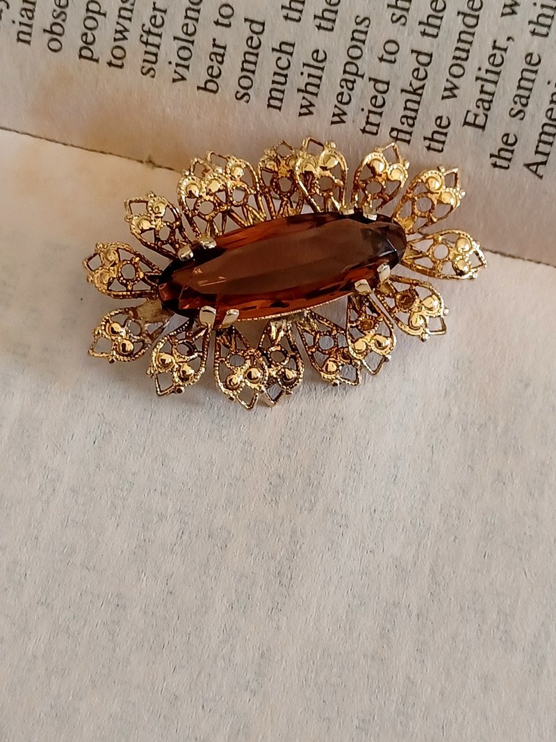 Vintage jewelry, elegant Rhine brooches are stunning - Brooches - Other Metals 