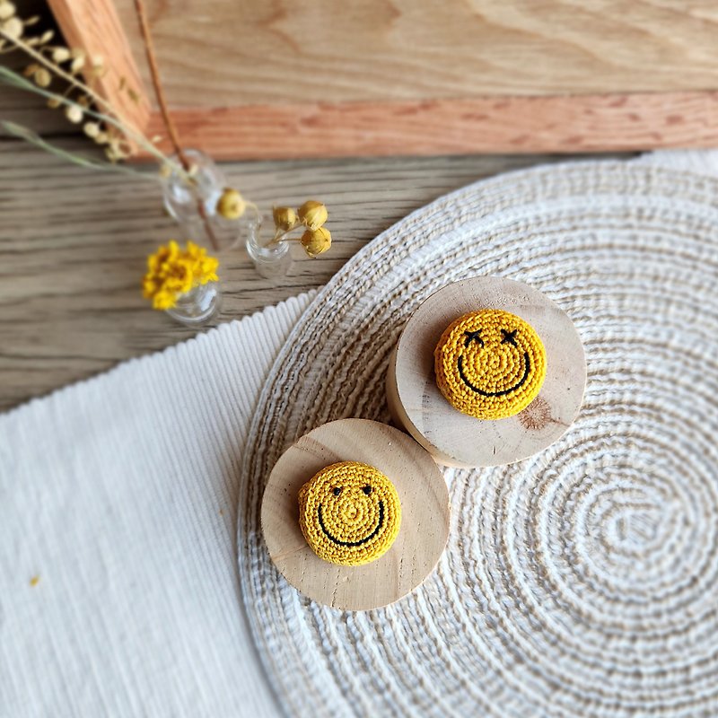 Crochet smileys button cover one piece (normal or xx eyes) - กระดุมข้อมือ - ผ้าฝ้าย/ผ้าลินิน สีเหลือง