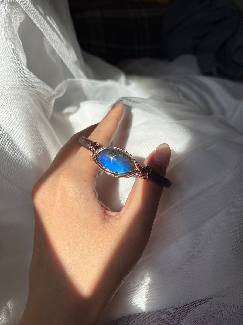 珍飾 - 藍光拉長石金屬繞線牛皮手鐲 - 手鍊/手鐲 - 水晶 