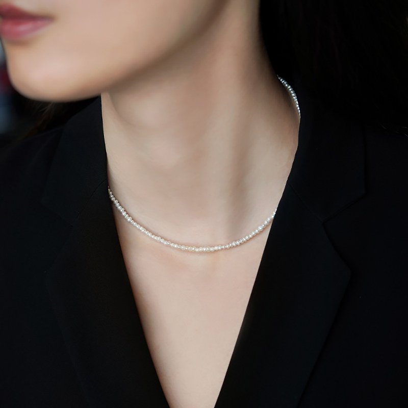 Ultra-fine pearl necklace Weishi s925 Silver glare natural rice beads follow-shaped collarbone collar women's temperament and multi-purpose - Necklaces - Pearl White