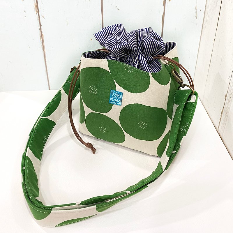 Three-layered bucket bag (Green Pill) produced to order* - กระเป๋าแมสเซนเจอร์ - ผ้าฝ้าย/ผ้าลินิน สีเขียว