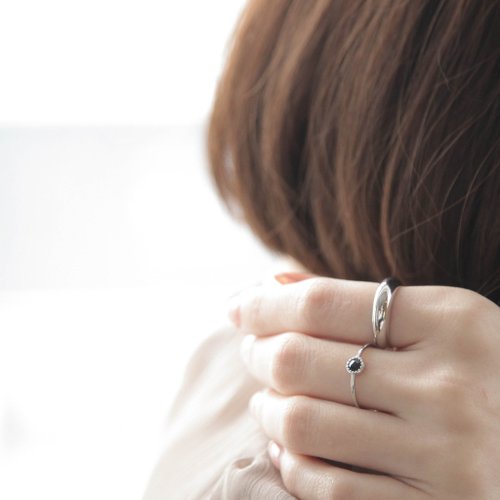 Isha Jewelry 純銀輕珠寶 黑尖晶小圓片純銀戒 | 天然石 | 鍍K金。輕珠寶。友情。禮物