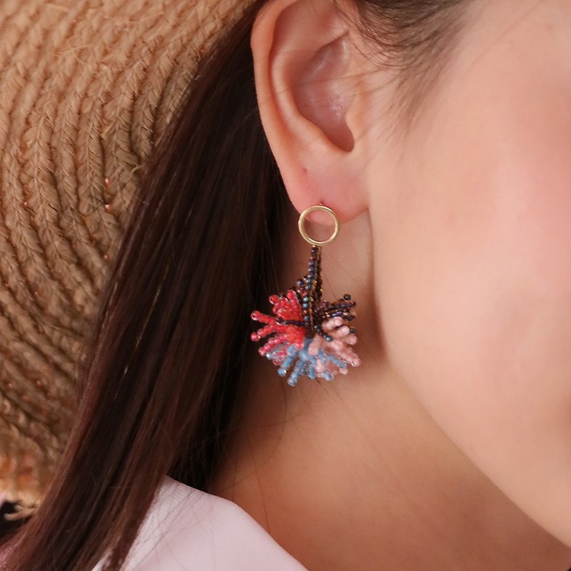 Pom-Pom 垂墜耳環 / 俏皮蓬蓬球、休閒渡假的最佳耳飾 - 耳環/耳夾 - 其他材質 紅色