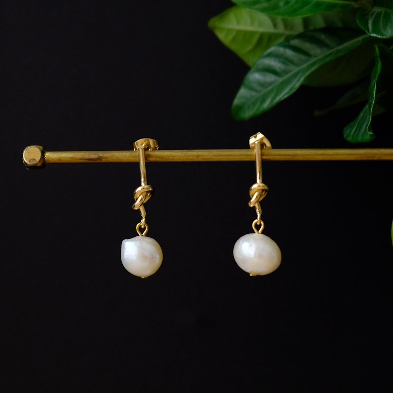 ALYSSA & JAMES Baroque twisted metal pin 925 Silver natural pearl earrings - ต่างหู - โลหะ สีทอง