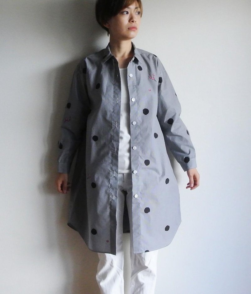 Long shirt Gingham check black <Polka dots and plums> - Women's Tops - Plants & Flowers 