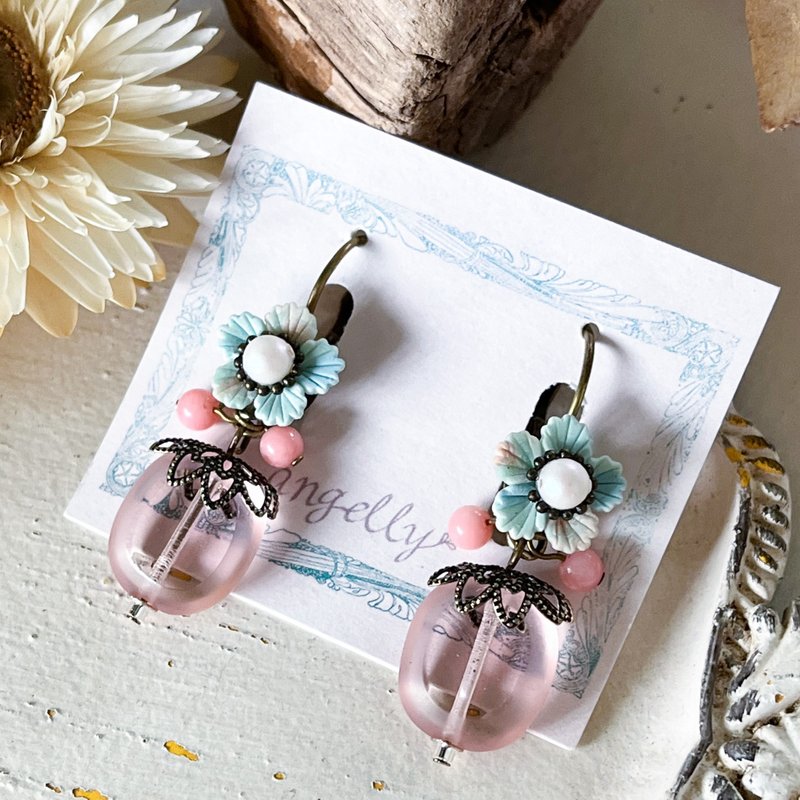 Pink vintage beads and light blue flowers / Clip-On - ต่างหู - ดินเหนียว สึชมพู