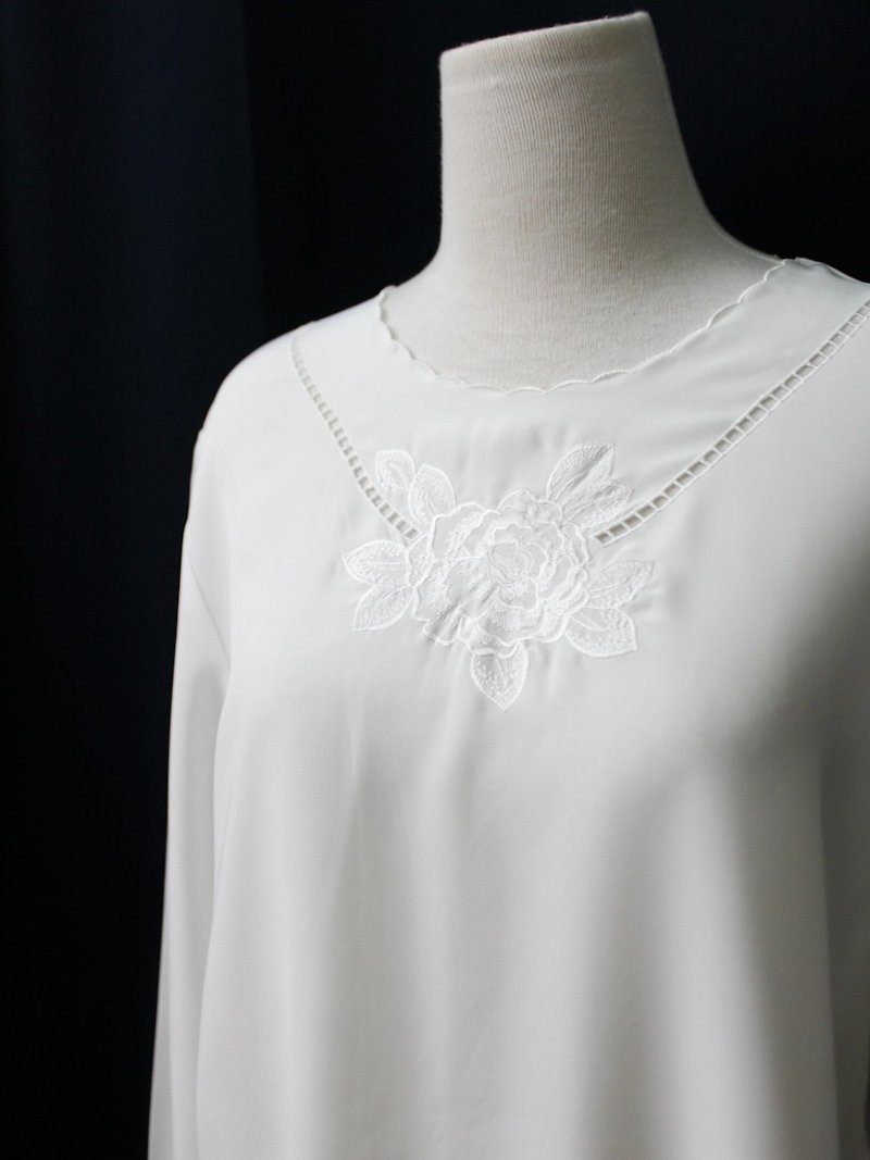 バックルヴィンテージの背後にある[RE0407T1919]日本林学科レトロな花の刺繍ラウンドネック白いシャツ - シャツ・ブラウス - ポリエステル ホワイト