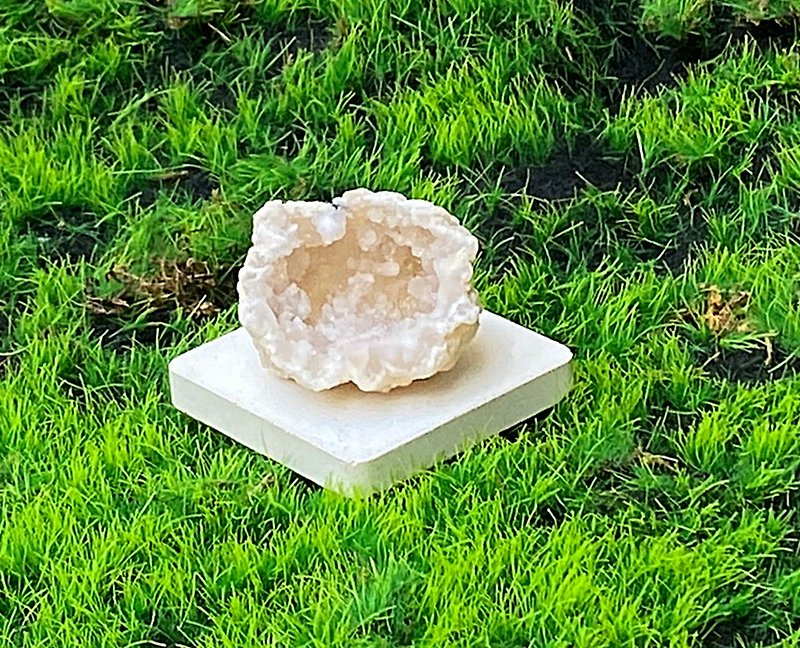 Energy attracts wealth, agate small white geode heals, brings luck, purifies raw mineral, Christmas gift exchange gift - ของวางตกแต่ง - คริสตัล ขาว