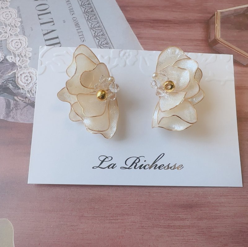 Morbido: Soft, frilly petal earrings - Earrings & Clip-ons - Other Materials White