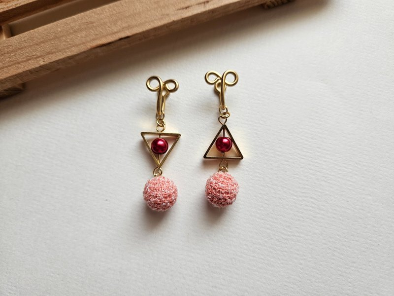 [Triangle Game] Gold frame fur ball style, pink ~ painless Clip-On, clip-on earrings, ear hooks ~ asymmetrical - Earrings & Clip-ons - Other Materials Pink