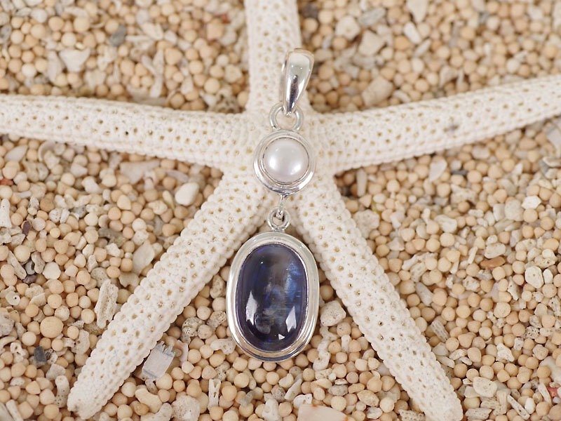 Kyanite and freshwater pearl pendant top - สร้อยคอ - หิน สีน้ำเงิน
