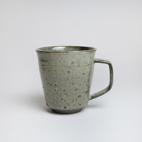 明芽窯(Bardur 陶藝) 明芽窯 l 柴燒青瓷鐵斑把杯 咖啡杯 陶器 陶藝品 茶杯 水杯