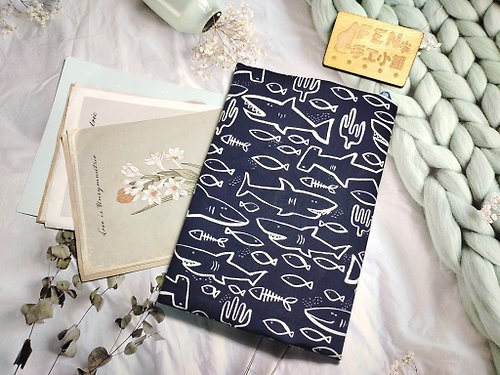FEN手工小鋪 海洋系列-薄棉布料深藍鯊魚群布書衣-布書套-可適用A5小說-25K