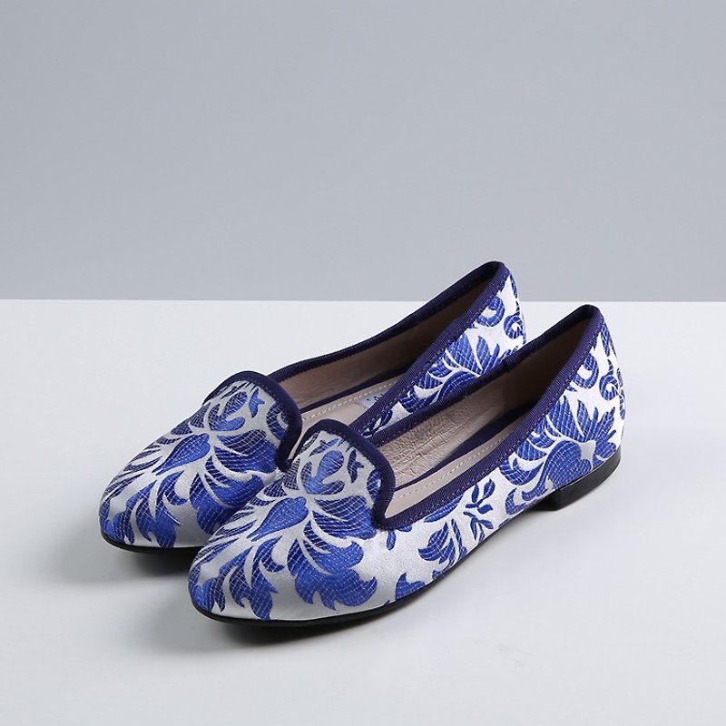 Christine silk embroidery women flat shoes - รองเท้าลำลองผู้หญิง - งานปัก สีน้ำเงิน