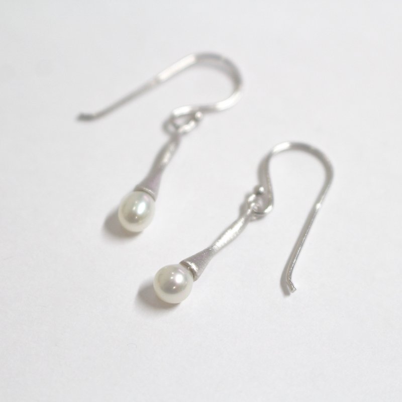 Freshwater pearl swinging earrings Silver color - ต่างหู - เครื่องเพชรพลอย สีเทา