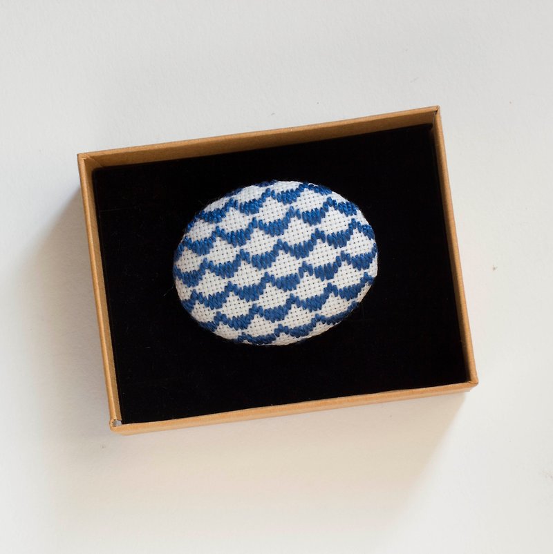 Embroidered blue wave surf brooch pin accessory - เข็มกลัด - ผ้าฝ้าย/ผ้าลินิน สีน้ำเงิน