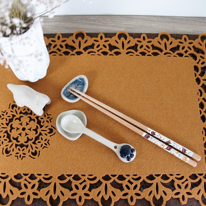Leaf shape chopstick holder - Chopsticks - Pottery Multicolor
