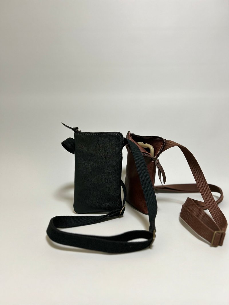 Himeji leather 2 cell phone storage smartphone pochette/black/compact/crossbody/ - กระเป๋าแมสเซนเจอร์ - หนังแท้ สีดำ