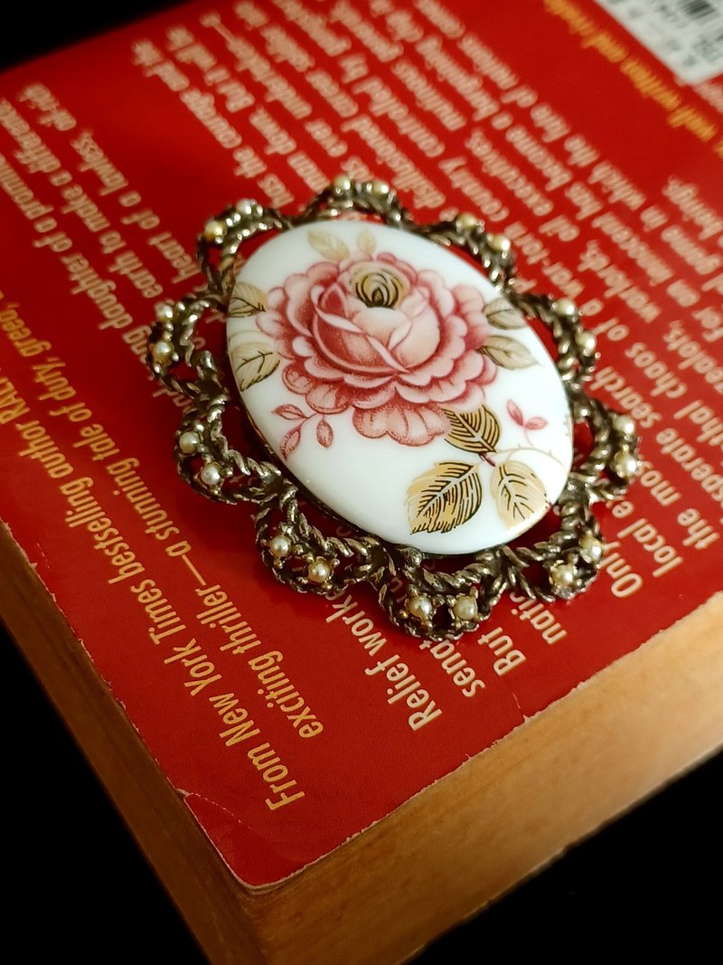 vintage jewelry 古董陶瓷玫瑰典雅別針 - 胸針 - 其他金屬 