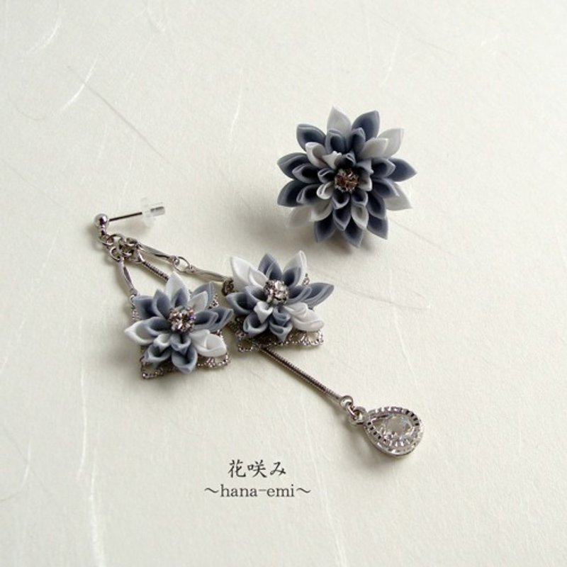 ３つのお花のアシメントリーピアス　イヤリング　シルバーグレイ×白　つまみ細工 - 耳環/耳夾/耳骨夾 - 棉．麻 灰色