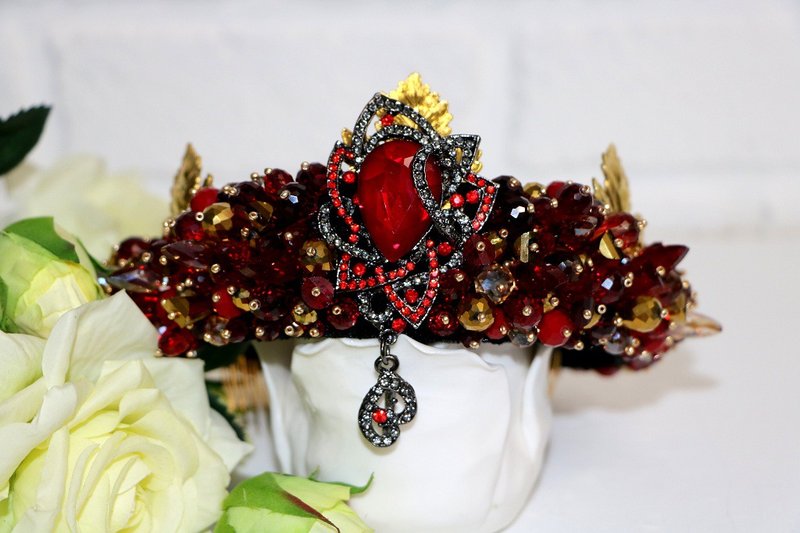 Red and black crystals crown Beaded handmade tiara Red royal diadem Bridal crown - เครื่องประดับผม - แก้ว สีแดง