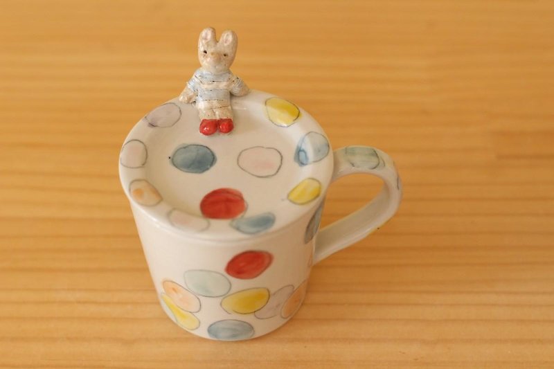 Colorful dots cup with lid with rabbits. - แก้วมัค/แก้วกาแฟ - ดินเผา 