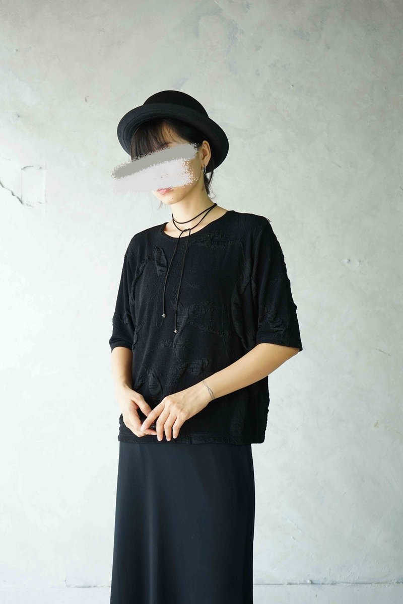 尋寶古著-個性黑色立體浮雕感彈性圓領上衣 - 女上衣/長袖上衣 - 聚酯纖維 黑色