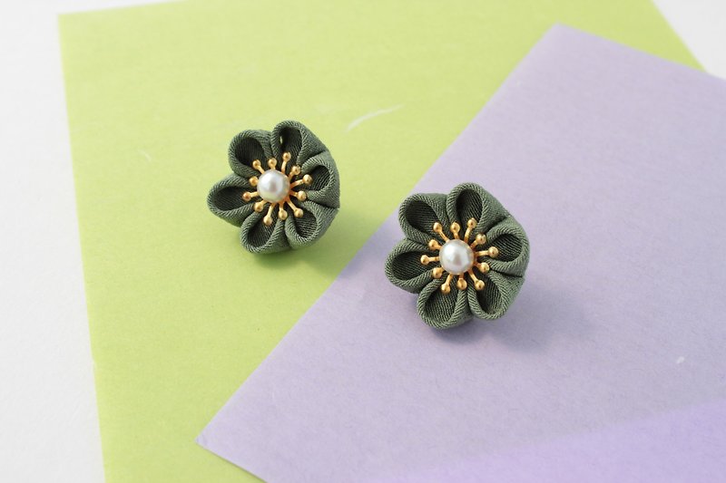 Earring/ non pierced earring khaki flower - Earrings & Clip-ons - Silk Khaki