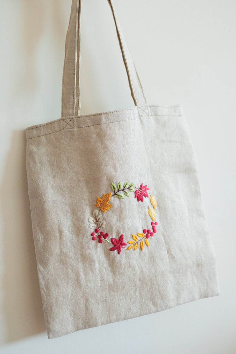 Hand embroidered fallen leaf wreath small bag - กระเป๋าถือ - ผ้าฝ้าย/ผ้าลินิน สีกากี