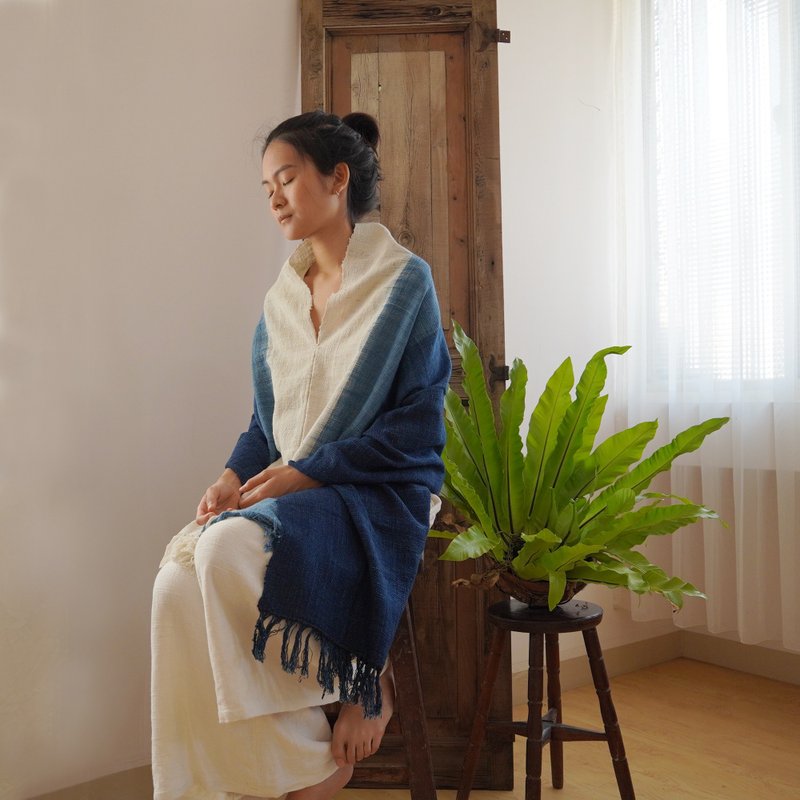 【海洋】手捻手織。純棉漸層藍染/伊卡織罩衫斗篷 - 女上衣/長袖上衣 - 棉．麻 藍色