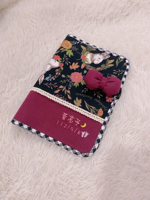 TiNa。蒂娜玩布玩 手冊套 刺繡 媽媽寶寶手冊套 彌月 新生 繡字客製