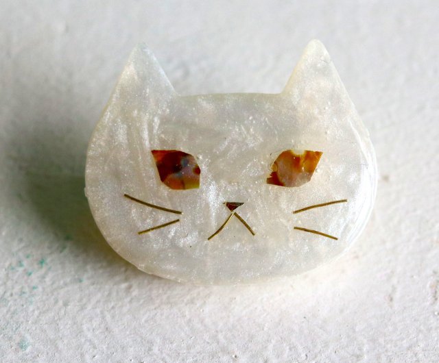 ブローチ　お月見　白猫　レジン ブローチお月見白猫レジン