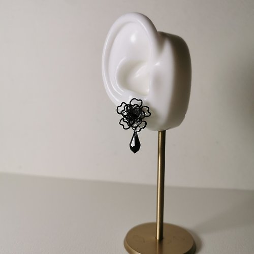 Veverka.studio 【Veverka】理性與感性 垂耳 樹脂耳環 造花液 施華洛世奇 樹脂花