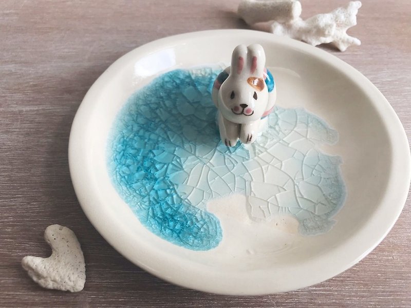 Swimming Rabbit- Handmake Ceramic and glass Jewellery plate - กล่องเก็บของ - เครื่องลายคราม สีน้ำเงิน
