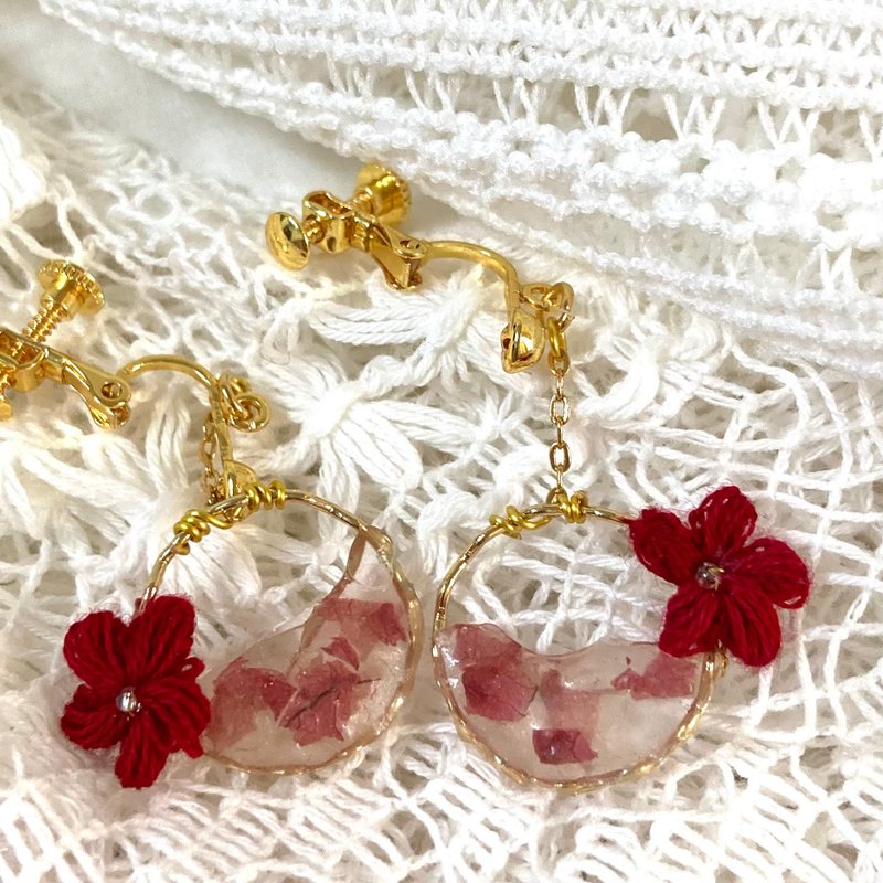 [Handmade jewelry series] Crochet translucent glittering flower earrings clip-on earrings - ต่างหู - วัสดุอื่นๆ สีแดง