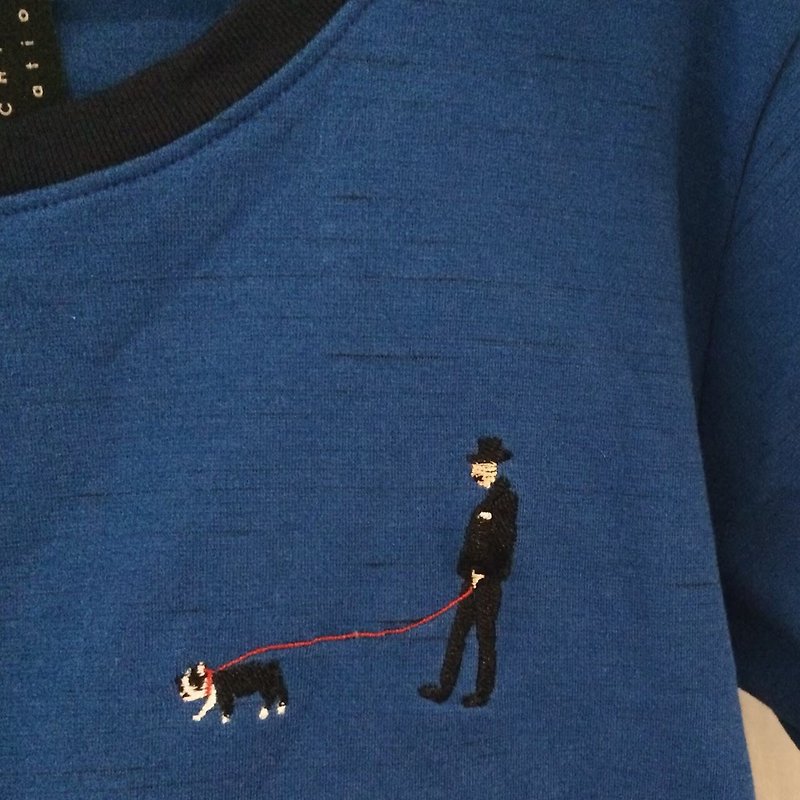 French Bulldog with a man-Embroidery / Blue // Short sleeve Top T-shirt - 女 T 恤 - 棉．麻 藍色