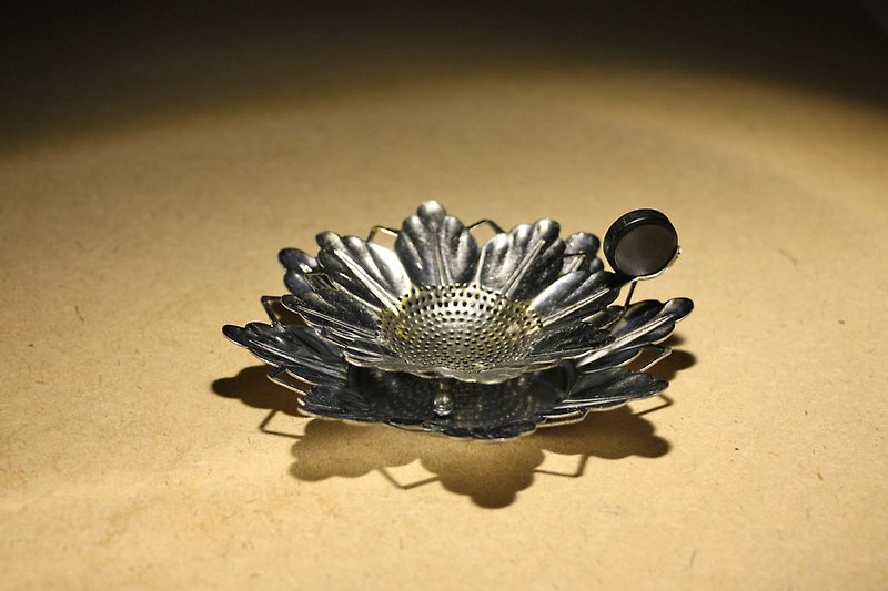 購自荷蘭 20 世紀早期老件 銅胎鍍銀 藝術花朵造型古董倒茶濾茶器 - 茶壺/茶杯/茶具 - 其他金屬 銀色