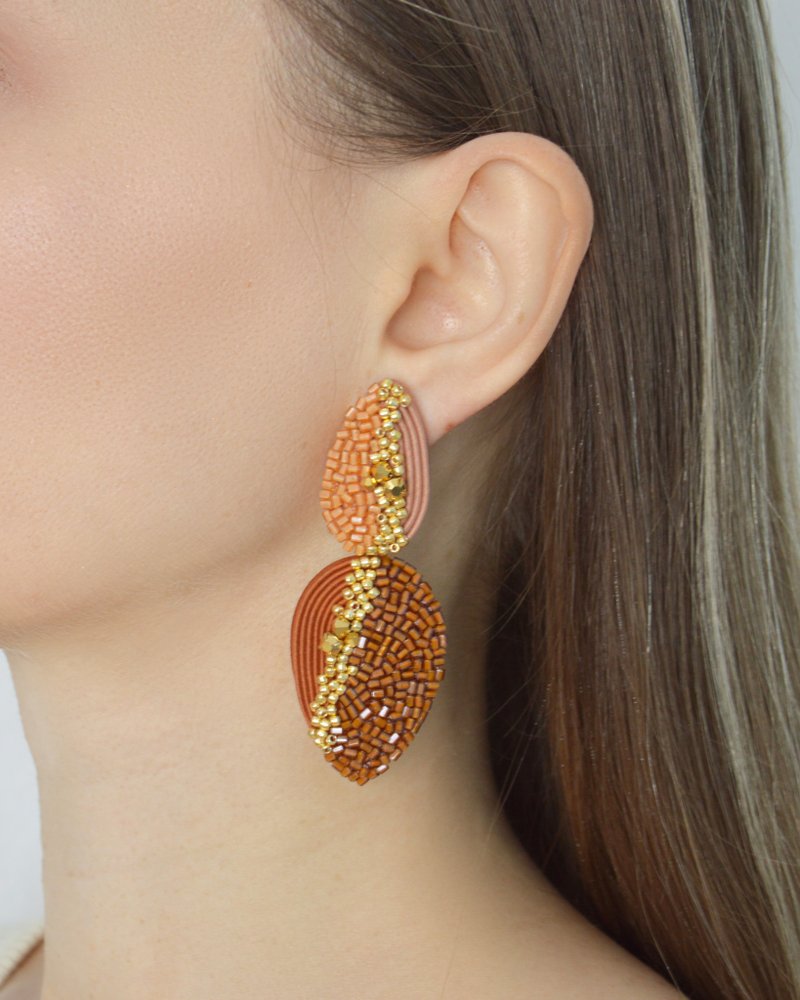 Earrings Gurzuf in caramel colour - ต่างหู - วัสดุอื่นๆ สีนำ้ตาล