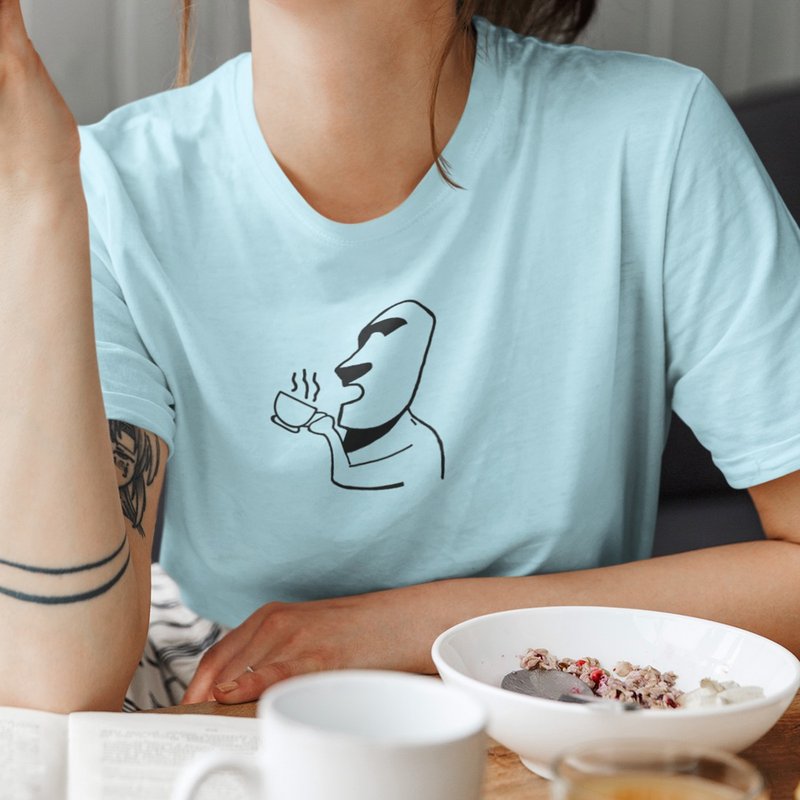 摩艾咖啡 Moai 中性短袖T恤 水藍色 coffee石像禮物文青上衣寬鬆 - 女 T 恤 - 棉．麻 藍色