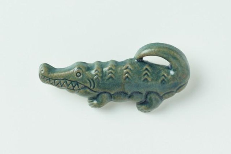 陶器ブローチ　ワニ(サビ青) - 胸針 - 陶 咖啡色
