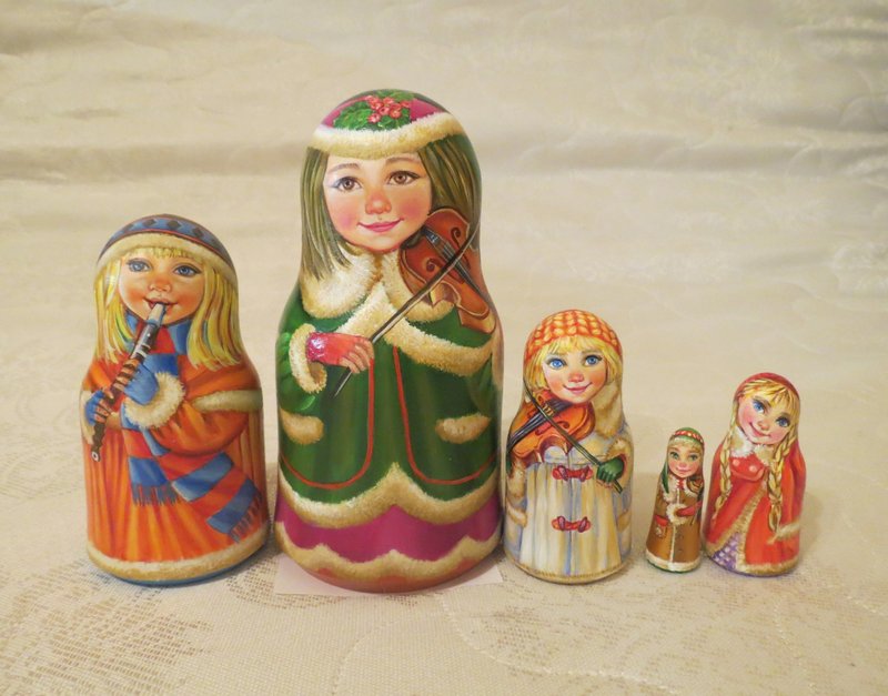 Musicians Girls Russian winter nesting dolls Matryoshka 5 pieces set art painted - ของเล่นเด็ก - ไม้ 