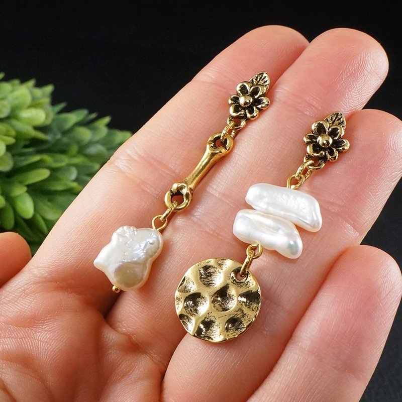 White Biwa Baroque Pearl Gold Flower Large Long Asymmetric Earrings Jewelry Gift - 耳環/耳夾/耳骨夾 - 珍珠 白色