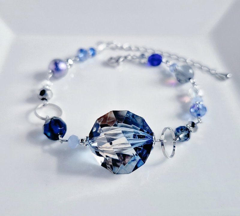 Enchanting midnight blue bracelet with beautiful Vitrail-style acrylic beads. Perfect as a birthday gift, stylish, and size-adjustable. - Bracelets - Glass Blue