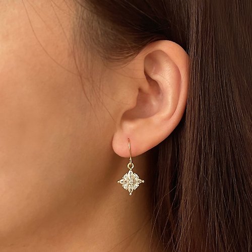CRéAM 【CReAM】預購Harper 14K注金菱形花型九顆亮鑽鋯石女耳環