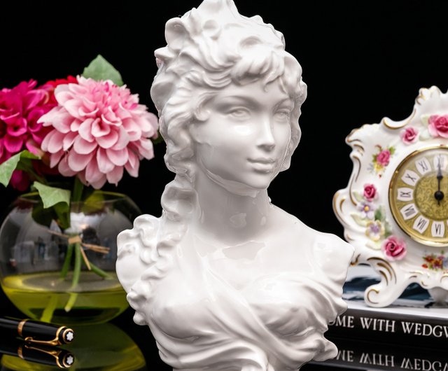 英国製ロイヤルウースターの美しい女性の彫刻家アート像ボーンチャイナ装飾品500個の限定版 - ショップ ten22888 置物 - Pinkoi