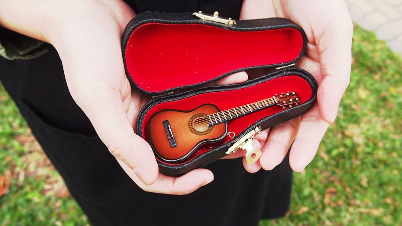 【深色小吉他】mini guitar 迷你模型吊飾 包裝配件客製 質感禮物 - 吊飾 - 木頭 咖啡色