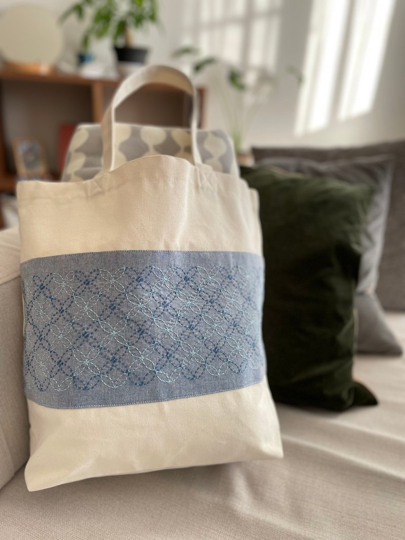 刺し子トートバッグ　キャンバス　ネイビー　マチ付き　花柄　チェック　水色　刺繍　大容量　ショルダー　肩がけ　A4対応　お買い物バッグ　マザーズバッグ - 手提包/手提袋 - 棉．麻 藍色